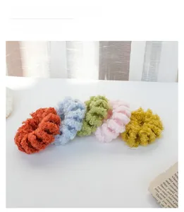 Vista dettagliata di cinque elastici per capelli in peluche colorati per autunno e inverno