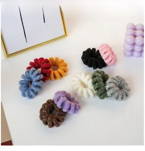 Détail macro d'élastiques à cheveux spirales en peluche colorés pour la collection hiver