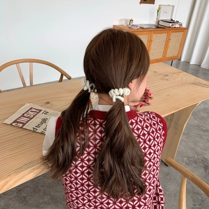 Élastique à cheveux spirale en tricot blanc duveteux présenté en coiffure minimaliste