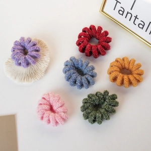 Lot de 6 chouchous spirales en tricot coloré aux tons vifs sur un fond blanc épuré