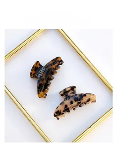 Detail view of medium acetate hair claws in dark tortoiseshell and light leopard patterns