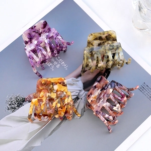 Elegante Haarklammern aus Essigsäure in Marmor und Bernsteinoptik für tägliches Styling