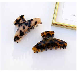 Detail of medium acetate hair claws in light leopard and dark amber tortoiseshell patterns