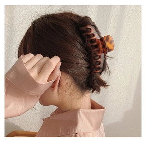 Dettaglio di un grande fermaglio per capelli in tartaruga, ideale per fissare acconciature