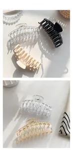 Dettaglio di grandi mollette per capelli in acrilico in vari colori con luce naturale