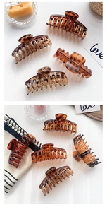 Dettaglio di fermagli per capelli a guscio di tartaruga con forti molle in metallo