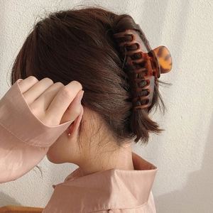 Elegante molletta per capelli in acrilico ambrato per capelli folti su un modello