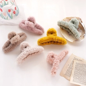 Korean Style Large Plush Hair Claw Clip Autumn Winter Soft Faux Fur Shark Clip Elegant Furry Hair Clamp For Women Girls