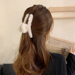 Chic cream faux fur large hair claw clip for elegant Korean style autumn hairstyles