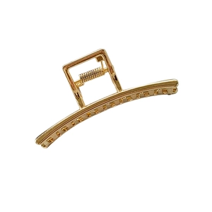 Minimalistische große goldene Haarklammer aus Metall für elegantes Haarstyling
