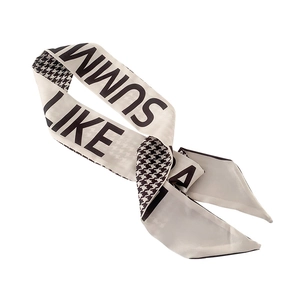 Pañuelo de seda con estampado de pata de gallo y letras Summer Like sobre fondo blanco