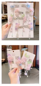 Vue détaillée d'un peigne à cheveux Hanfu fait main avec fleurs pastel et pampilles perles