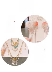 Détail de pince à cheveux papillon chinois avec fleurs en résine et glands dorés