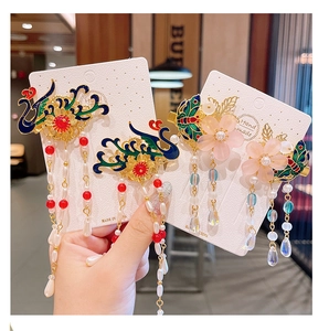 Vue détaillée de pinces à cheveux féeriques chinoises avec pompons colorés et phénix