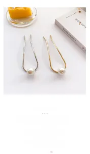 Détail d'épingles à cheveux en U dorées et argentées avec perles blanches élégantes