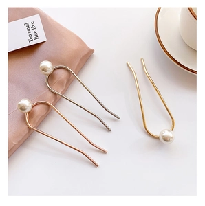 Vue détaillée d'épingles à cheveux en métal en U avec perles en or, argent et or rose