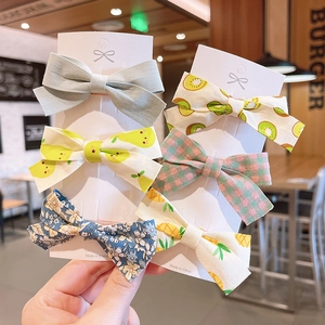 Lot de six barrettes à nœuds en tissu coloré avec motifs de fruits et carreaux sur cartes