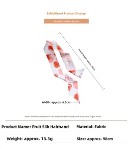 Détail du foulard en soie à motif de fruits mesurant 98 cm sur 6,5 cm avec pêches