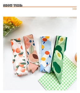 Détails de quatre foulards étroits en soie aux motifs de pêche, cerise et avocat colorés