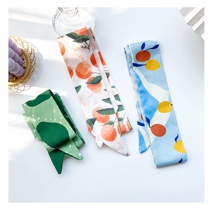 Gros plan sur trois twillys en soie colorés avec divers motifs de fruits variés