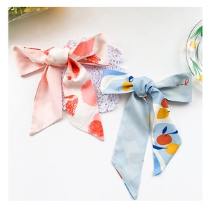 Détails de rubans en satin de soie avec motifs fraises et oranges pour cheveux