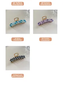 Dettaglio di mollettoni per capelli a scacchi in acetato blu, viola e classico bianco e nero