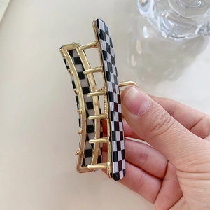 Elegante pinza per capelli in metallo dorato con motivo a scacchi bianco e nero per acconciature