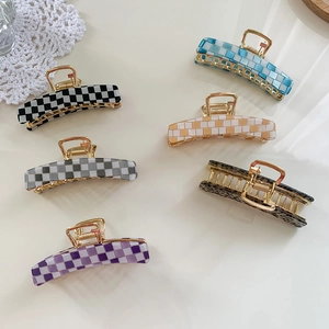 Set di sei mollette per capelli in acetato a scacchi in vari colori con molle dorate