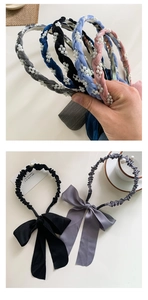 Détail de serre-têtes tressés en velours avec perles et nœuds en tissu élégants