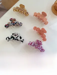 Détails de l'ensemble de pinces à cheveux en acétate aux motifs damier et marbre
