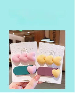Vue détaillée de jolies barrettes en cœur en résine mate, ensemble rose et jaune