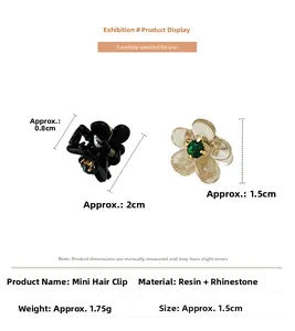 Vista dettagliata delle mini clip per capelli a camelia con strass in resina e molle in metallo