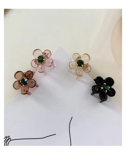 Vista dettagliata di mini mollette floreali con strass centrali in vari colori