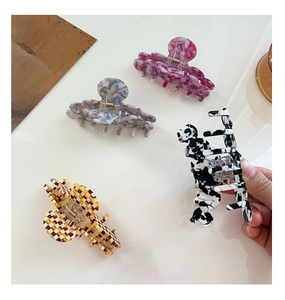 Lot de quatre pinces à cheveux élégantes en acrylique aux motifs marbrés variés