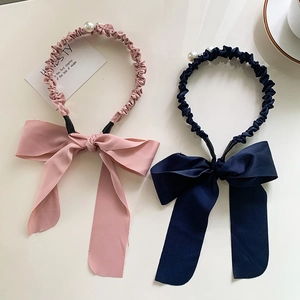 Serre-tête élégant en mousseline fleurie avec perles et longs rubans rose et bleu marine