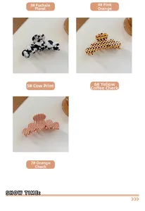 Gros plan de motifs floraux et à carreaux sur des pinces à cheveux colorées en plastique