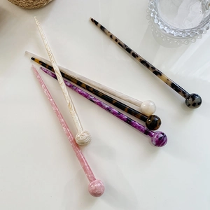 Fünf minimalistische Haarnadeln aus Acetat mit Marmor- und Leopardenmuster für Haarknoten