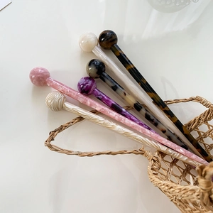 Elegante Haarnadeln aus Acetat mit rundem Kopf in verschiedenen Marmormustern und Farben
