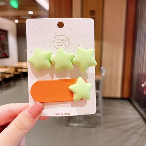 Détails de jolies barrettes à cheveux avec étoiles pastel sur carte de présentation