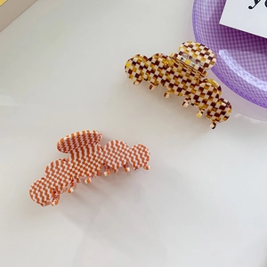 Lot de deux pinces à cheveux à carreaux colorés en résine orange et jaune