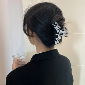 Grande pince à cheveux avec motif marbre noir et blanc pour femmes au style minimaliste