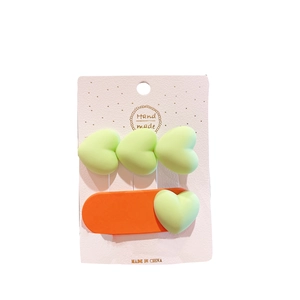 Lot de pinces à cheveux coeur macaron avec coeurs vert pastel sur carte blanche