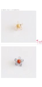 Dettaglio di fermagli per capelli a camelia in resina gialla e arancione con molle