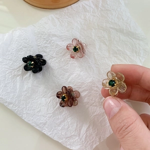 Set di quattro piccoli fermagli per capelli a camelia con strass verdi multicolore