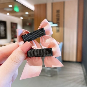 Lot de deux barrettes à nœuds en satin rose pour filles avec pinces crocodiles sûres