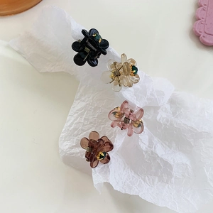 Set di quattro mini mollette per capelli a camelia in nero, champagne e rosa con strass