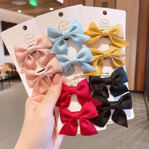 Détail des ensembles de barrettes à nœuds faits main en rose, bleu, jaune et rouge