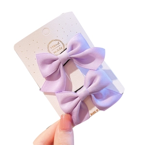 Lot de deux barrettes à nœuds violets faits main pour filles sur carte de présentation