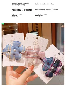 Gros plan de barrettes à fleurs en tissu faites à la main avec perles et carreaux