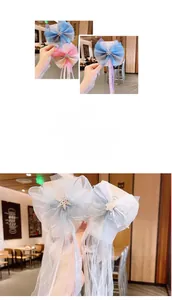 Détail de pinces à cheveux en tulle bleu et violet avec étoiles pailletées et rubans